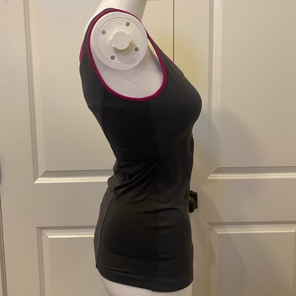 Cute athletic tanktop - Picture 2 of 3